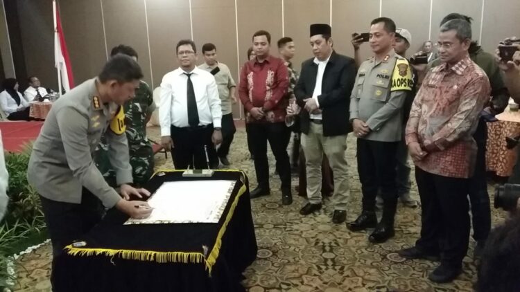 DEKLARASI PEMILU DAMAI: Kapolrestabes Medan Kombes Pol Valentino Alfa Tatareda SH SIK turut serta menandatangani Deklarasi Pemilu Damai Tahun 2024 di Hotel Emerald Garden, Kamis (14/9/2023).(Foto Dok/Polrestabes)