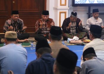 Pemerintah Kota (Pemko) Tegal menggelar tahlil dan do'a bersama tujuh hari wafatnya Wali Kota Tegal Periode 1999-2009, Kolonel Laut (Purn) H. Adi Winarso , S.Sos dilaksanakan di Pringgitan, Komplek Balai Kota Tegal, Kamis (14/9/2023) malam.