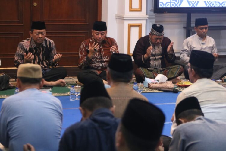 Pemerintah Kota (Pemko) Tegal menggelar tahlil dan do'a bersama tujuh hari wafatnya Wali Kota Tegal Periode 1999-2009, Kolonel Laut (Purn) H. Adi Winarso , S.Sos dilaksanakan di Pringgitan, Komplek Balai Kota Tegal, Kamis (14/9/2023) malam.