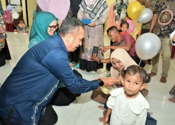 Pj Wali Kota Sabang melakukan peninjauan untuk memastikan Pemberian Makan Tambahan (PMT) bagi anak-anak stunting, Ibu Hamil Kekurangan Energi Kronis (KEK) dan Balita Kurang Gizi terpenuhi dengan baik, di Gampong Paya Seunara, Kamis (14/9/23).