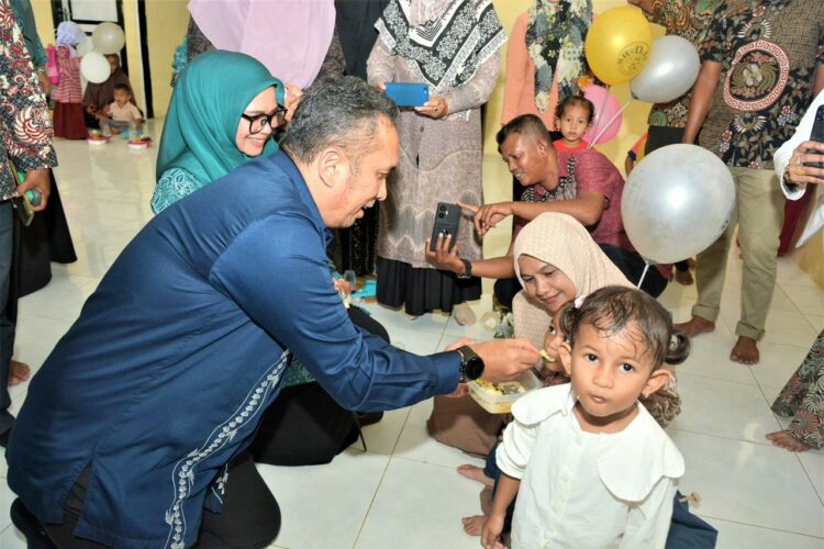 Pj Wali Kota Sabang melakukan peninjauan untuk memastikan Pemberian Makan Tambahan (PMT) bagi anak-anak stunting, Ibu Hamil Kekurangan Energi Kronis (KEK) dan Balita Kurang Gizi terpenuhi dengan baik, di Gampong Paya Seunara, Kamis (14/9/23).