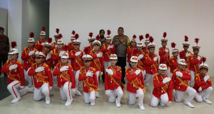 Kapolresta Manado, Kombes Pol Julianto Sirait, memberikan dukungan dan semangat langsung kepada para peserta Polisi Cilik dalam acara yang digelar di Grand Kawanua, Kota Manado, pada hari Kamis (14/9/2023).