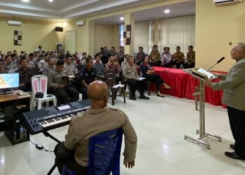 Polresta Manado setelah melaksanakan apel pagi, mereka rutin mengikuti kegiatan Pembinaan Rohani dan Mental (Binrohtal), Kamis (14/9/2023).