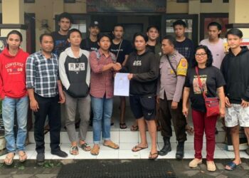 Bhabinkamtibmas Polsek Malalayang, bekerjasama dengan Kepala Lingkungan Lingkungan XI, Ibu Rosye Mumek, sukses menyelesaikan permasalahan perkelahian yang terjadi di Kelurahan Malalayang Satu Timur, Kota Manado, Kamis (14/9/2023).