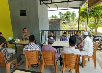 Kapolsek Sungai Sembilan Polres Dumai melaksanakan kegiatan yang mengusung tema ‘Jumat Curhat’ sebagai upaya untuk mempererat silaturrahmi, mengimplementasikan Polri hadir ditengah masyarakat serta menampung keluh kesah masyarakat untuk mengetahui situasi dan merespon persoalan-persoalan yang ada ditengah masyarakat, Jumat (15/9/2023) bertempat di Kedai Kopi Jaki Jalan Prubumi RT. 001 Kelurahan Lubuk Gaung Kecamatan Sungai Sembilan