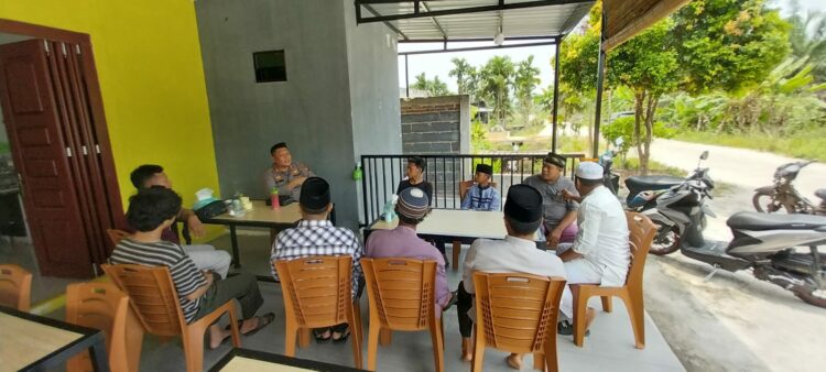 Kapolsek Sungai Sembilan Polres Dumai melaksanakan kegiatan yang mengusung tema ‘Jumat Curhat’ sebagai upaya untuk mempererat silaturrahmi, mengimplementasikan Polri hadir ditengah masyarakat serta menampung keluh kesah masyarakat untuk mengetahui situasi dan merespon persoalan-persoalan yang ada ditengah masyarakat, Jumat (15/9/2023) bertempat di Kedai Kopi Jaki Jalan Prubumi RT. 001 Kelurahan Lubuk Gaung Kecamatan Sungai Sembilan