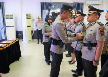 MELANTIK PJU: Kapolrestabes Medan Kombes Pol Valentino Alfa Tatareda AH SIK melantik empat PJU sekaligus sertijab di lantai dua aula Patriatama Polrestabes, Jumat (15/9/2023).(Foto Dok/Polrestabes)