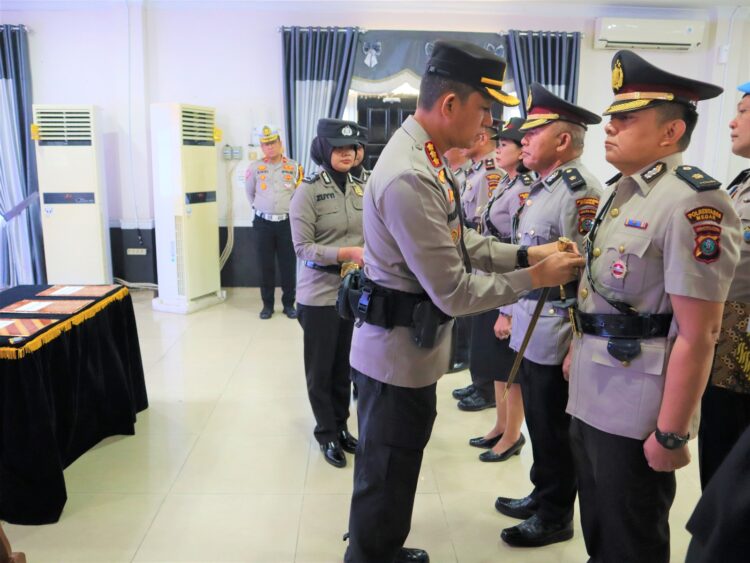 MELANTIK PJU: Kapolrestabes Medan Kombes Pol Valentino Alfa Tatareda AH SIK melantik empat PJU sekaligus sertijab di lantai dua aula Patriatama Polrestabes, Jumat (15/9/2023).(Foto Dok/Polrestabes)