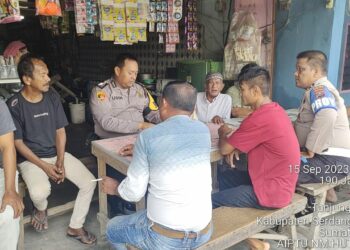 JUMAT CURHAT : Personel Polsek Tanjungberingin mendengarkan aspirasi dan menerima sumbang saran dari perangkat desa dan tokoh msyarakat terkait permasalahan yang terjadi di tengah masyarakat saat menggelar Jumat Curhat di Dusun IX Desa Pekan Tanjungberingin, Jumat (15/9/2023). (Foto Dok/AKP Tobat Sihombing)