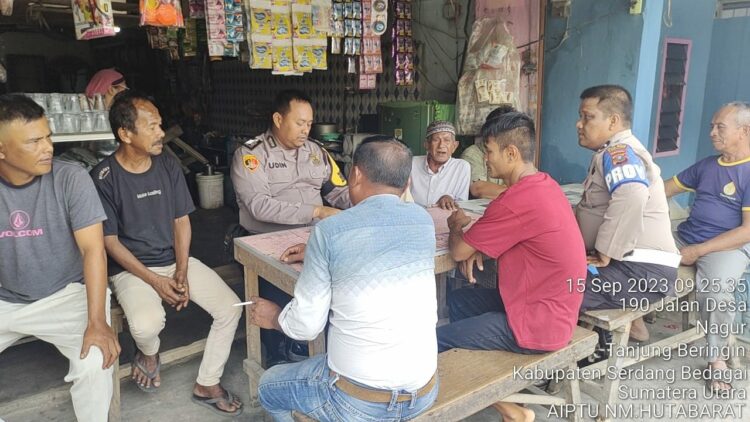JUMAT CURHAT : Personel Polsek Tanjungberingin mendengarkan aspirasi dan menerima sumbang saran dari perangkat desa dan tokoh msyarakat terkait permasalahan yang terjadi di tengah masyarakat saat menggelar Jumat Curhat di Dusun IX Desa Pekan Tanjungberingin, Jumat (15/9/2023). (Foto Dok/AKP Tobat Sihombing)