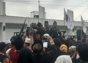 UNJUK RASA: Solidaritas Rempang Galang menggelar aksi unjuk rasa di depan Taman Makam Pahlawan Medan, Jumat (15/9/2023). (Foto Dok/ T77)