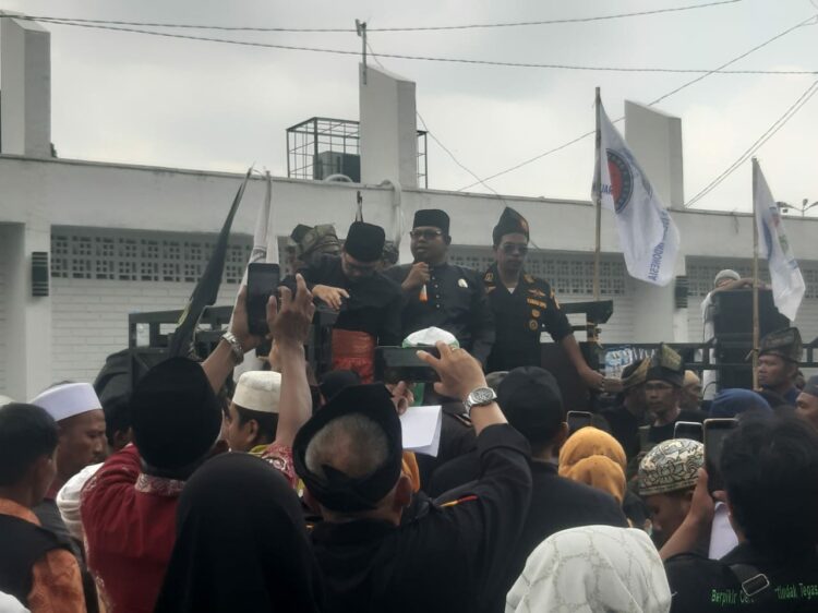 UNJUK RASA: Solidaritas Rempang Galang menggelar aksi unjuk rasa di depan Taman Makam Pahlawan Medan, Jumat (15/9/2023). (Foto Dok/ T77)