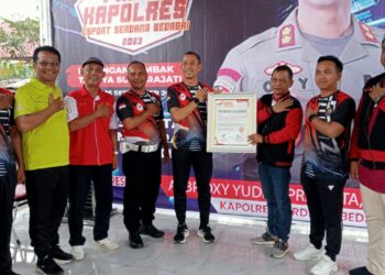 TERIMA PIAGAM : Kapolres Sergai, AKBP Oxy Yudha Pratesta menerima piagam penghargaan dan ungkapan terima kasih dari PB ESi Sergai yang diserahkan Ketua Umum PB ESI Sergai, Dzulpansyah pada pembukaan turnamen E-Sport memperebutkan puala Kapolres Sergai, Sabtu (16/9/2023).
