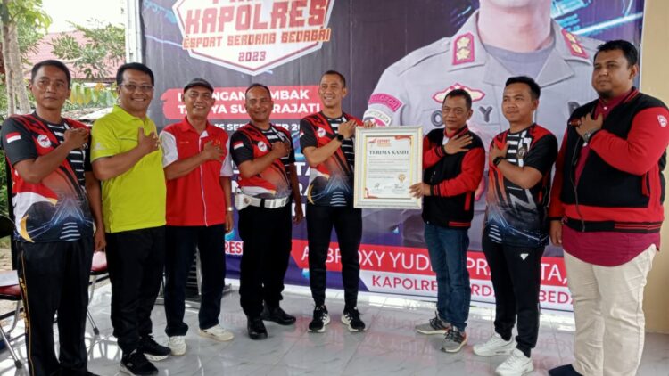 TERIMA PIAGAM : Kapolres Sergai, AKBP Oxy Yudha Pratesta menerima piagam penghargaan dan ungkapan terima kasih dari PB ESi Sergai yang diserahkan Ketua Umum PB ESI Sergai, Dzulpansyah pada pembukaan turnamen E-Sport memperebutkan puala Kapolres Sergai, Sabtu (16/9/2023).