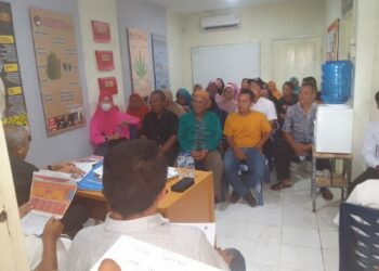 BERI PENYULUHAN: Personel Polresta Deliserdang memberikan penyuluhsn bagibwarga di kampung bebas narkoba, Sabtu (16/9/2023). ( Foto Dok/ Polresta DS)