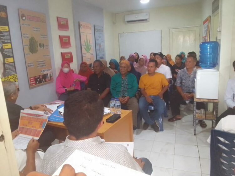 BERI PENYULUHAN: Personel Polresta Deliserdang memberikan penyuluhsn bagibwarga di kampung bebas narkoba, Sabtu (16/9/2023). ( Foto Dok/ Polresta DS)