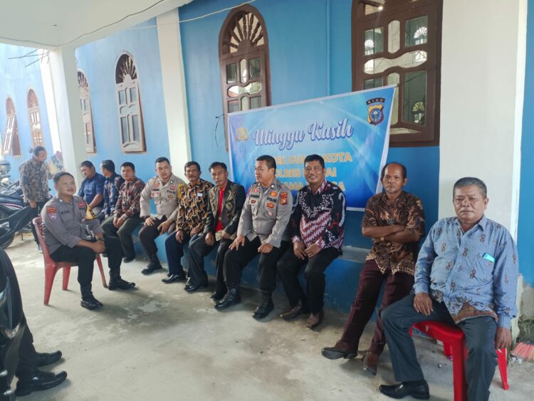 Polres Dumai melalui Polsek Dumai Kota, Minggu (17/9/2023) menggelar Minggu Kasih di Gereja Huria Kristen Indonesia Jalan Leppin RT. 023 Kelurahan Sukajadi Kecamatan Dumai Kota.