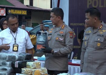 TUNJUKKAN NARKOBA: Kapolrestabes Medan Kombes Pol Valentino Alfa Tatareda SH SIK melalui Kasat Narkoba AKBP John Hery Rakutta Sitepu menunjukkan barang bukti narkoba belum lama ini di Mapolrestabes.(Foto Dok/Polrestabes)