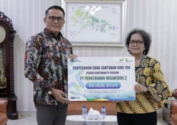 TERIMA SHT : Direktur PTPN2 Irwan Perangin-angin secara simbolis menyerahkan SHT kepada pensiunan Ria Irene Sitepu, baru-baru ini. (Foto. Dok/PTPN2).