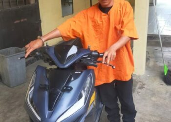 DIAMANKAN : AS berikut barang bukti sepeda motor yang dicurinya, diamankan di Polsek Dolokmasihul (Foto Dok/Sie Humas Polres Sergai)