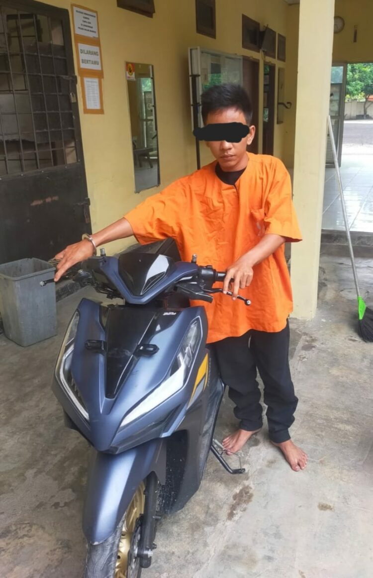 DIAMANKAN : AS berikut barang bukti sepeda motor yang dicurinya, diamankan di Polsek Dolokmasihul (Foto Dok/Sie Humas Polres Sergai)