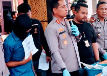PAPARAN : Kapolres Pelabuhan Belawan, AKBP Josua Tampubolon memaparkan kronologis aksi tindak kejahatan pencurian dengan modus pecah kaca mobil, Minggu (17/9/2023).(Foto Dok/Polres Belawan)