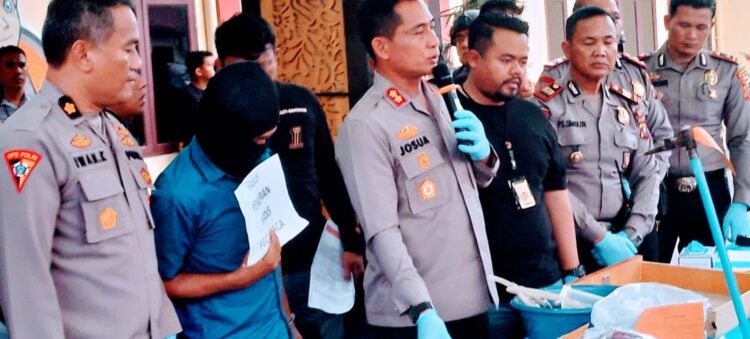 PAPARAN : Kapolres Pelabuhan Belawan, AKBP Josua Tampubolon memaparkan kronologis aksi tindak kejahatan pencurian dengan modus pecah kaca mobil, Minggu (17/9/2023).(Foto Dok/Polres Belawan)