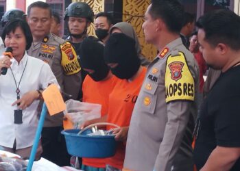 Memaparkan : Kanit PPA Ipda Rostati Sihombing didampingi Kapolres Pelabuhan Belawan, AKBP Josua Tampubolon SH MH memaparkan koronologis pengungkapan aborsi ilegal oleh seorang bidan di Medan Deli, Minggu (17/9/2023).(Foto Dok/ Polres Belawan)