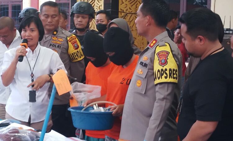 Memaparkan : Kanit PPA Ipda Rostati Sihombing didampingi Kapolres Pelabuhan Belawan, AKBP Josua Tampubolon SH MH memaparkan koronologis pengungkapan aborsi ilegal oleh seorang bidan di Medan Deli, Minggu (17/9/2023).(Foto Dok/ Polres Belawan)