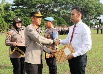 BERI PENGHARGAAN : Kapolres Sergai, AKBP Oxy Yudha Pratesta memverikan penghargaan kepada personel berprestasi, Senin (18/9/2023). (Foto Dok/Sie Humas)