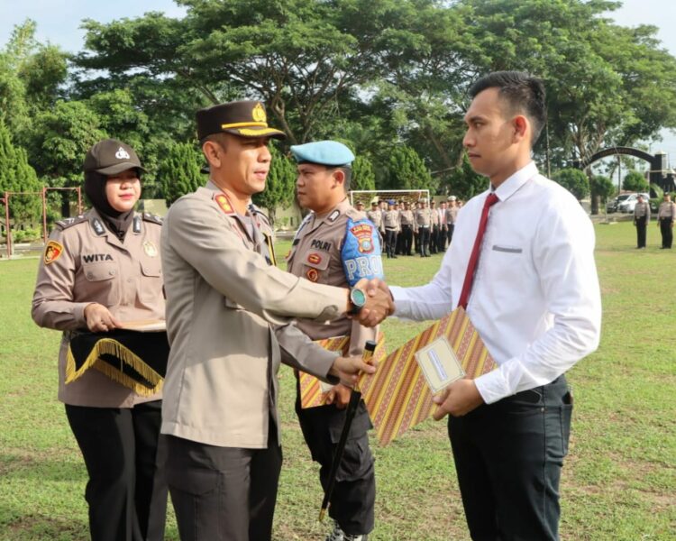 BERI PENGHARGAAN : Kapolres Sergai, AKBP Oxy Yudha Pratesta memverikan penghargaan kepada personel berprestasi, Senin (18/9/2023). (Foto Dok/Sie Humas)