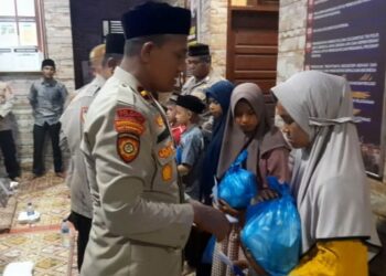 Keluarga besar Kepolisian Sektor (Polsek) Paya Bakong, Aceh Utara menggelar acara syukuran yang disertai penyerahan santunan kepada anak yatim untuk menyambut Kapolsek baru Ipda Marzuki, S.H.
