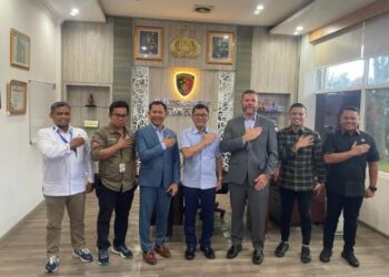 FOTO BERSAMA: Dirreskrimsus, Kombes Pol Teddy JS Marbun foto bersama perwakilan dari US Fish and Wildlife Service of Law Enforcement di Mapolda Sumut, Senin (18/9/2023). (Foto Dok/ Polda Sumut)