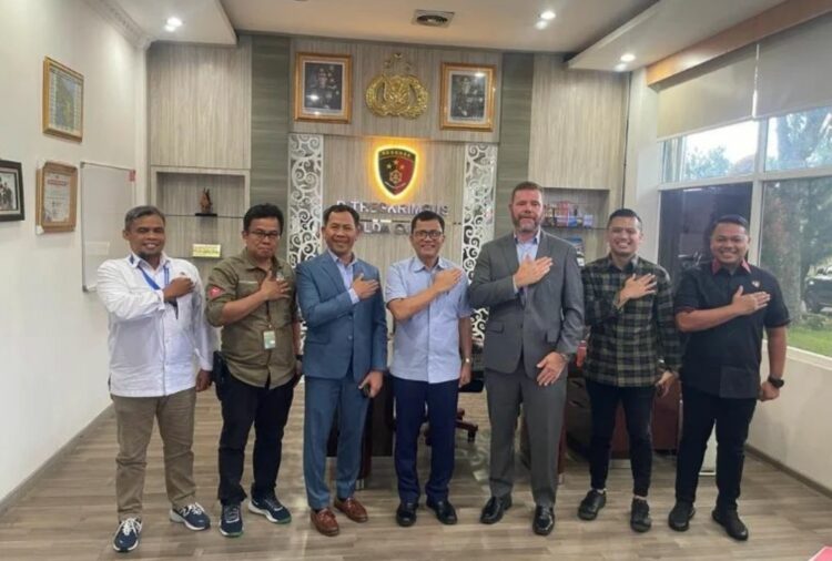 FOTO BERSAMA: Dirreskrimsus, Kombes Pol Teddy JS Marbun foto bersama perwakilan dari US Fish and Wildlife Service of Law Enforcement di Mapolda Sumut, Senin (18/9/2023). (Foto Dok/ Polda Sumut)