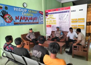Personel Polsek Na IX-X memberikan sosialisasi P4GN kepada masyarakat di Kec. Na IX–X dilaksanakan di Kampung Bebas dari Narkoba (KBN) di Desa Kampung Pajak Kec. Na IX-X Kab. Labuhanbatu Utara, Sumut Senin (18/09/2023).