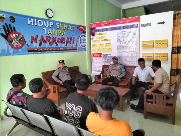 Personel Polsek Na IX-X memberikan sosialisasi P4GN kepada masyarakat di Kec. Na IX–X dilaksanakan di Kampung Bebas dari Narkoba (KBN) di Desa Kampung Pajak Kec. Na IX-X Kab. Labuhanbatu Utara, Sumut Senin (18/09/2023).