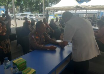PERIKSA KESEHATAN: Dirlantas Polda Sumut, Kombes Pol Muji Ediyanto memeriksakan kesehatan di lapangan Kantor Samsat Medan Utara, Selasa (19/9/2023). (Foto Dok/ T77)