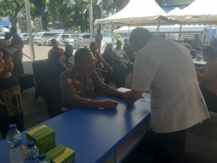 PERIKSA KESEHATAN: Dirlantas Polda Sumut, Kombes Pol Muji Ediyanto memeriksakan kesehatan di lapangan Kantor Samsat Medan Utara, Selasa (19/9/2023). (Foto Dok/ T77)