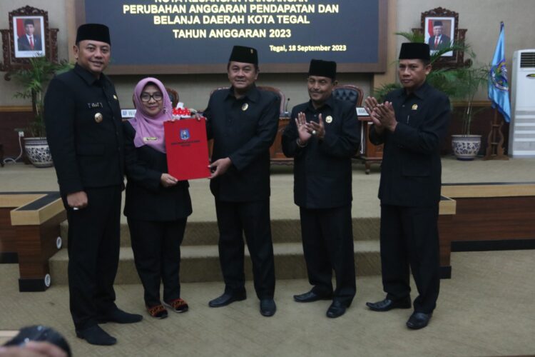 Wali Kota Tegal, H. Dedy Yon Supriyono saat Rapat Paripurna dengan agenda Penyampaian Jawaban Wali Kota Tegal atas Pemandangan Umum Fraksi-fraksi DPRD Kota Tegal terhadap Nota Keuangan Rancangan Perubahan APBD TA 2023, di Ruang Paripurna DPRD Kota Tegal, Senin (18/9/2023).