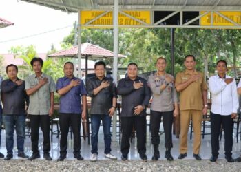 DIABADIKAN : Usai pertemuan, Kapolres Sergai, AKBP Oxy Yudha Pratesta didampingi Kasat Intelkam AKP Siswoyo, Kbo Satreskrim Iptu E Sidauruk, dan Ps Kanit I Sat Intelkam Aipda Ahmad Pranoto, diabadikan bersama Ketua Bawaslu Sergai Erwin Sahputra beserta jajaran, Selasa (19/9/2023). (Foto Dok/Sie Humas)