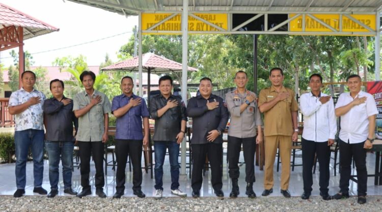 DIABADIKAN : Usai pertemuan, Kapolres Sergai, AKBP Oxy Yudha Pratesta didampingi Kasat Intelkam AKP Siswoyo, Kbo Satreskrim Iptu E Sidauruk, dan Ps Kanit I Sat Intelkam Aipda Ahmad Pranoto, diabadikan bersama Ketua Bawaslu Sergai Erwin Sahputra beserta jajaran, Selasa (19/9/2023). (Foto Dok/Sie Humas)