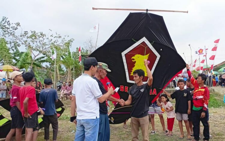 Sahabat Mas Mugi dan ikatan pemuda karang pinggir Adakan festival lomba layang-layang berbagai bentuk layang-layang, yang mengikuti perlombaan dan para peserta perlombaan berbagai desa di wilayah khususnya kabupaten purbalingga itu meramaikan festival lomba layang-layang. Minggu (17/09/2023).