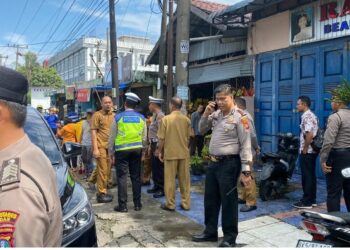 BERI IMBAUAN: Kapolsek Patumbak Kompol Faidir S.H.,M.H memberi imbauan kepada para pedagang kaki lima di Pasar Simpanf Limun, Selasa (19/9/2023). (Foto Dok/ Polsek Patumbak)