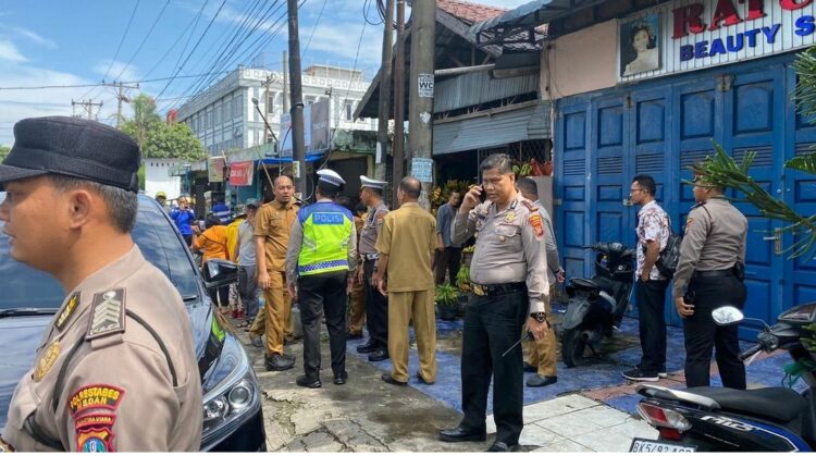 BERI IMBAUAN: Kapolsek Patumbak Kompol Faidir S.H.,M.H memberi imbauan kepada para pedagang kaki lima di Pasar Simpanf Limun, Selasa (19/9/2023). (Foto Dok/ Polsek Patumbak)