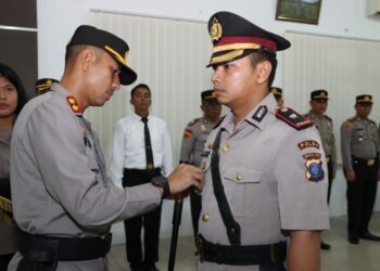 SEMATKAN : Kapolres Sergai, AKBP Oxy Yudha Pratesta menyematkan tanda jabatan kepada Kompol Damos Christian Aritonang sebagai Wakapolres Sergai, Selasa (19/9/2023). (Foto Dok/Sie Humas)