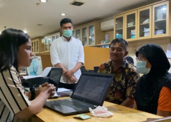 JALANI PEMERIKSAAN: IRT berinisial YS usai ditangkap personel Satres Narkoba Polrestabes Medan karena nekat menjual narkoba jenis sabu menjalani pemeriksaan intensif di ruang penyidik, Senin (19/9/2023).(Foto Dok/Satres Narkoba)
