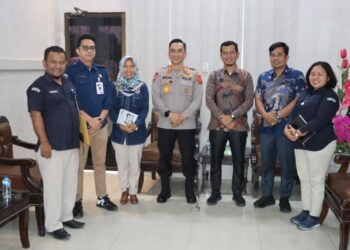 FOTO BERSAMA: Kapolresta Deliserdang, Kombes Pol. Irsan Sinuhaji, S.I.K., M.H foto bersama Ketua dan Komisioner KPU di Lobby Utama Polresta Deliserdang, Selasa (19/09/2023). (Foto Dok/ Polresta DS)