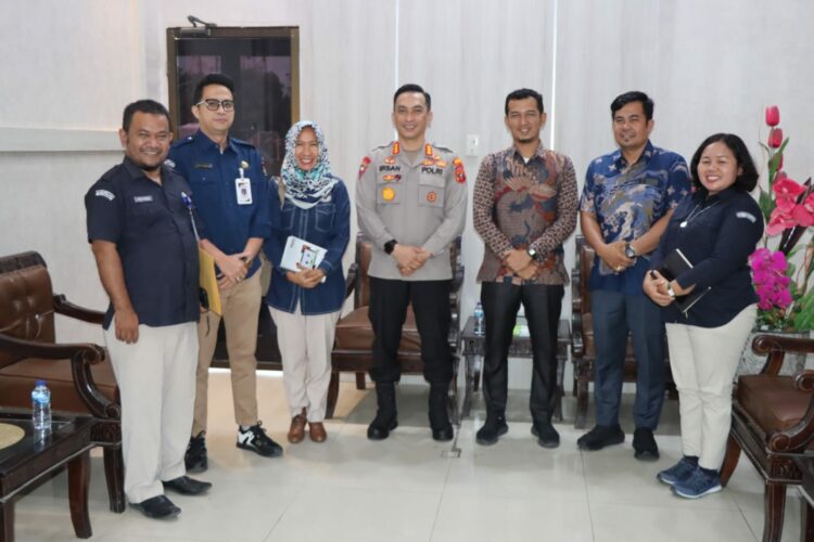 FOTO BERSAMA: Kapolresta Deliserdang, Kombes Pol. Irsan Sinuhaji, S.I.K., M.H foto bersama Ketua dan Komisioner KPU di Lobby Utama Polresta Deliserdang, Selasa (19/09/2023). (Foto Dok/ Polresta DS)