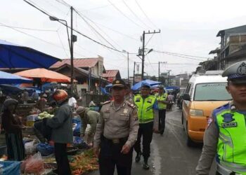 Kapolsek Sidikalang Kota AKP Sukanto Berutu, SH melaksanakan Kegiatan Pengamanan dan Penertiban Serta Pengaturan Arus Lalulintas di Pusat Pasar Sidikalang Kabupaten Dairi dalam rangka Menindaklanjuti Commander Wish Kapolda Sumut 5 Prioritas Kita Dalam Menciptakan Harkamtibmas dan Penanganan Area Publik yang Aman dan Nyaman