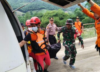 Kasat Samapta Polres Dairi AKP Tugono, SH bersama Personil Sat Samapta Polres Dairi Melakukan Pengawalan Jenazah Tumpak Oppusunggu Dari Desa Mangan Mulih Kecamatan Tanah Pinem, pasca terjadinya kecelakaan lalulintas tunggal Di Desa Bukit lau kersik Kec. Gunung Sitember Kab. Dairi.
